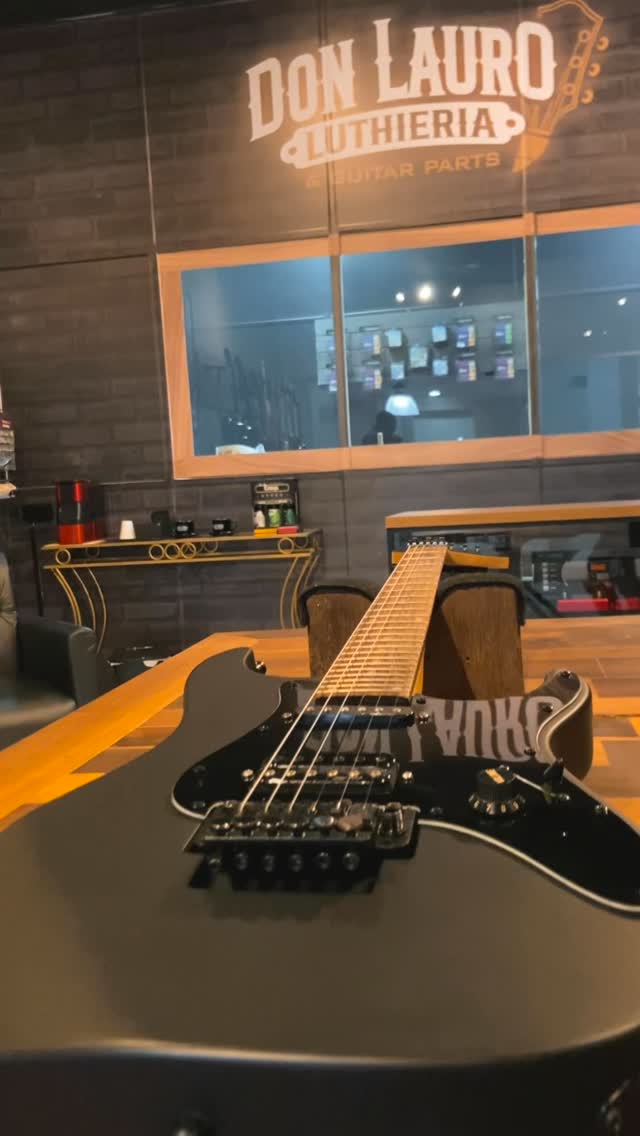 Guitarra Jackson Performer PS1 sobre a bancada da Don Lauro após reforma