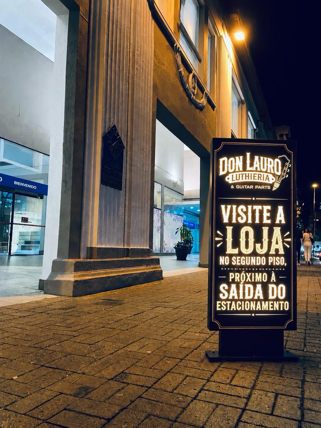 Totem da Don Lauro na entrada do Shopping Cidade das Flores em Joinville