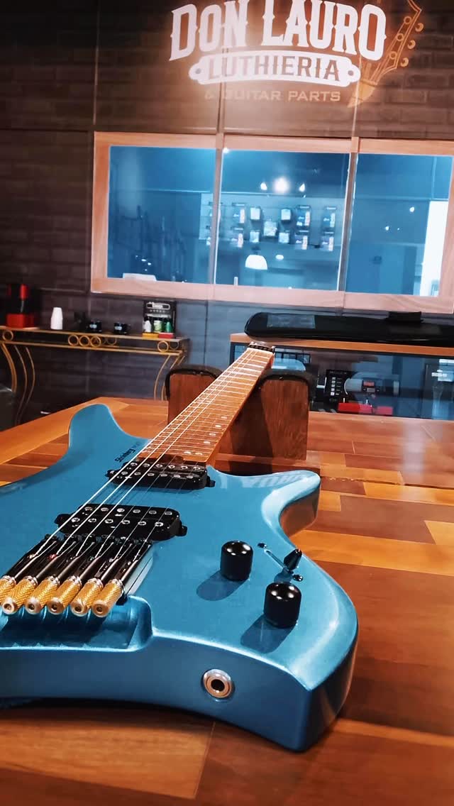 Guitarra headless Strinberg Next sobre a bancada da Don Lauro
