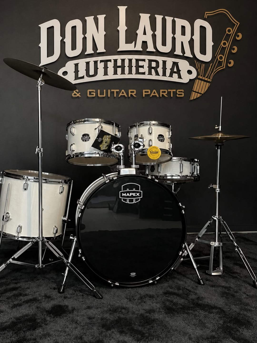 Bateria exposta no setor de instrumentos da loja Don Lauro